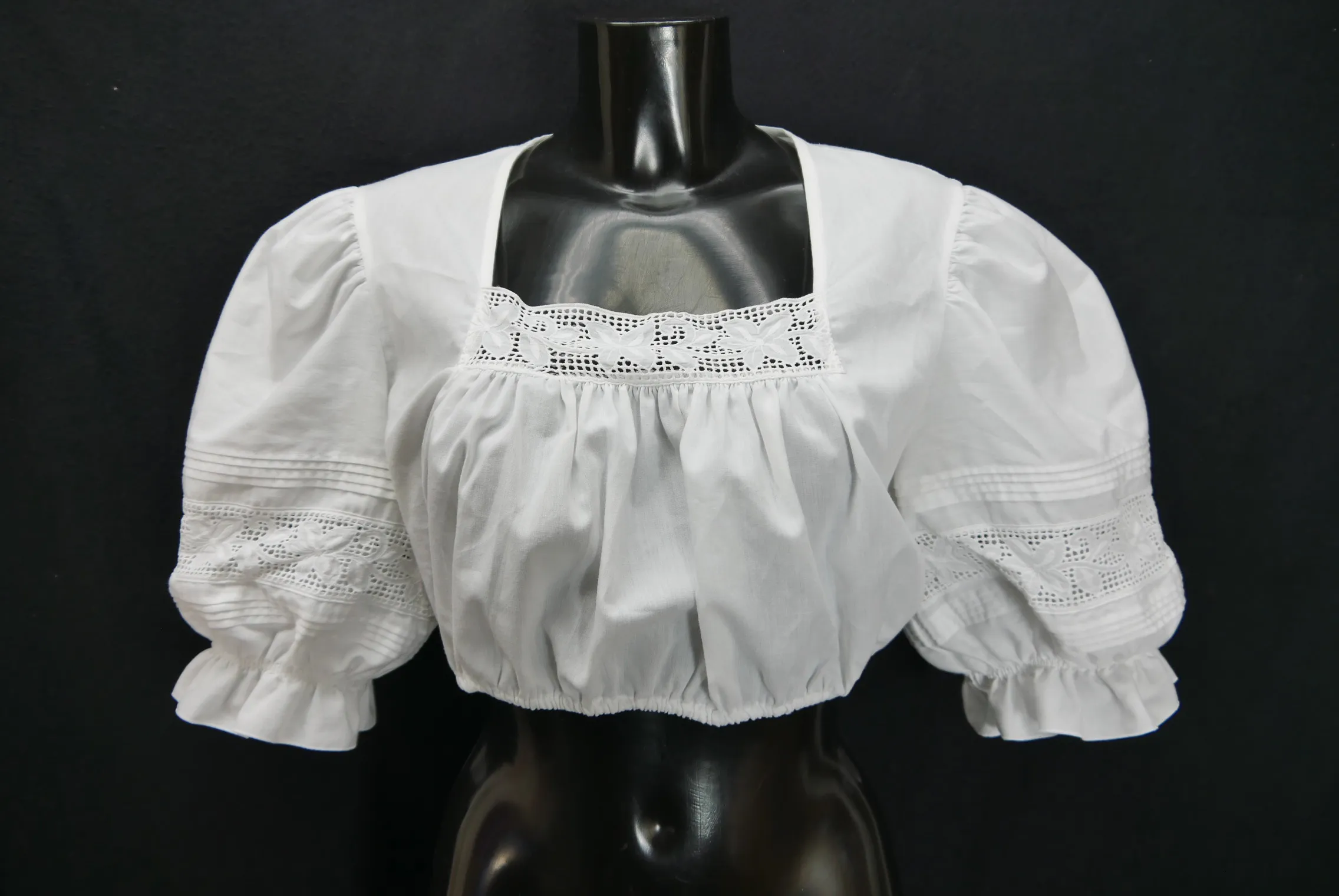 Gr.46 Dirndlbluse weiß Bluse für Dirndl Hanne Modell Stickerei und Rüsche B10741
