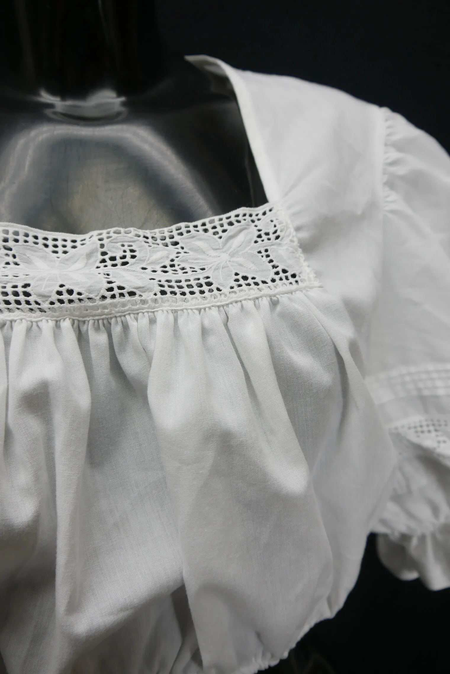 Gr.46 Dirndlbluse weiß Bluse für Dirndl Hanne Modell Stickerei und Rüsche B10741